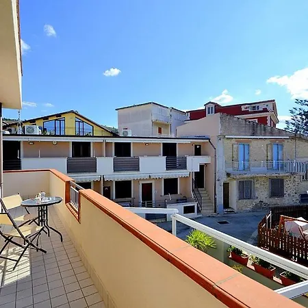 In Sleeps 2 With Air Con Apartment
