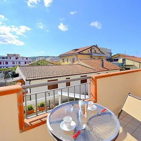 In Sleeps 2 With Air Con Apartment *