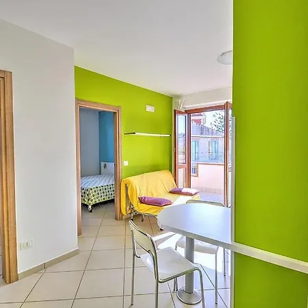 In Sleeps 2 With Air Con Apartment