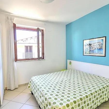 In Sleeps 2 With Air Con Apartment *