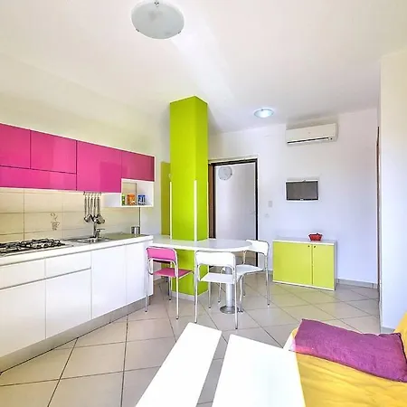 Apartment In Sleeps 2 With Air Con
