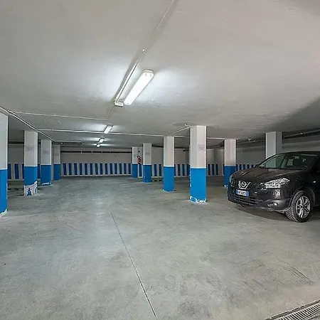 In Sleeps 2 With Air Con Apartment *
