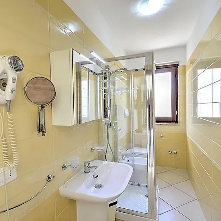 Apartment In Sleeps 2 With Air Con