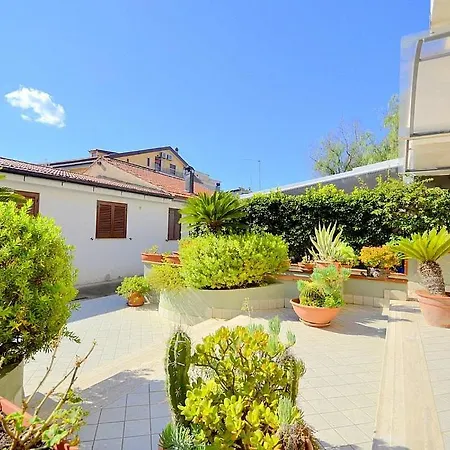 Apartment In Sleeps 2 With Air Con